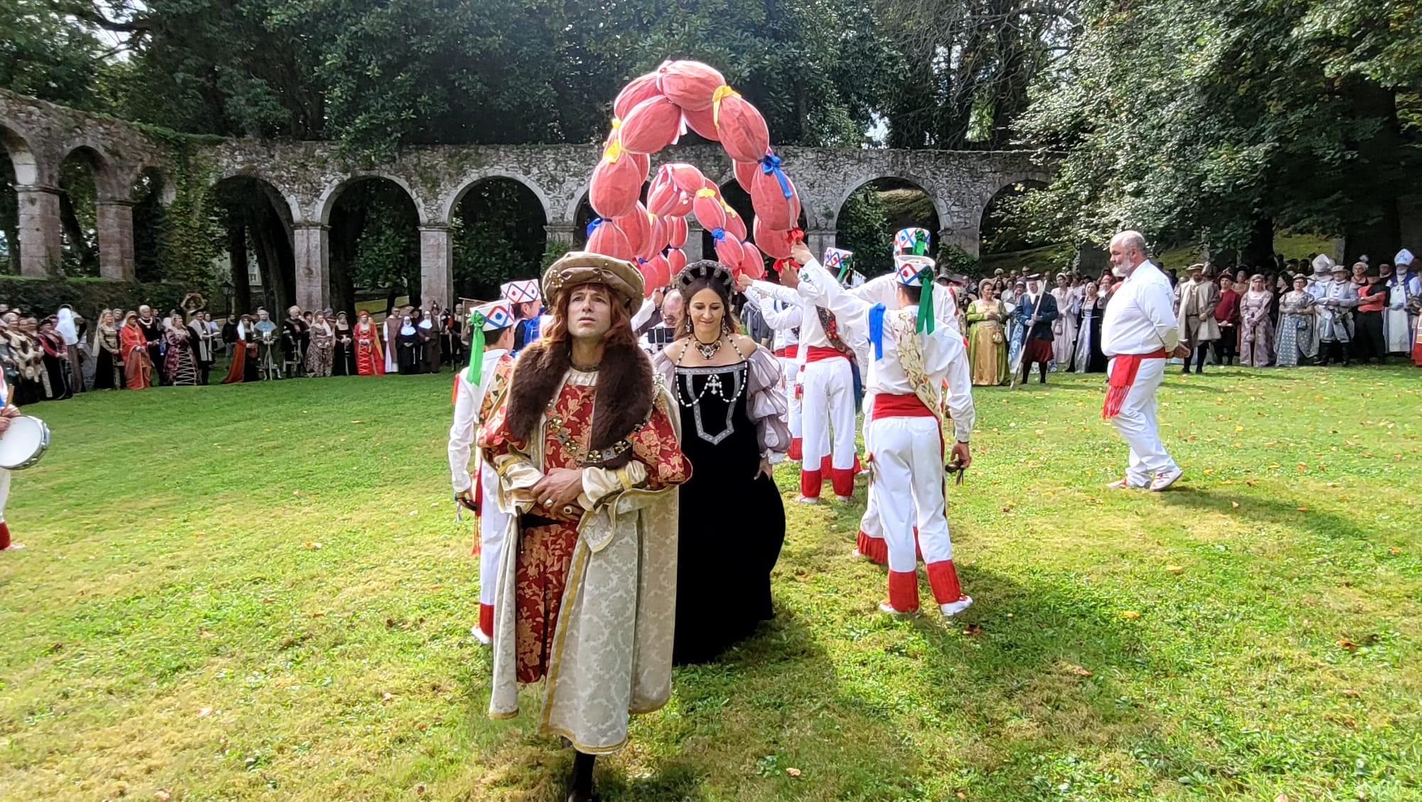 El joven príncipe Carlos, junto a su hermana Leonor, en el Convento de San Luis.