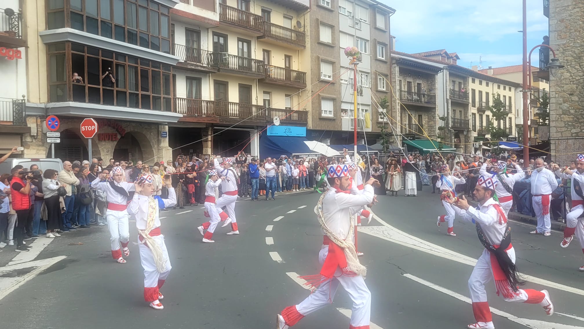 Actuación de los Picayos de La Revilla en el centro de San Vicente. 