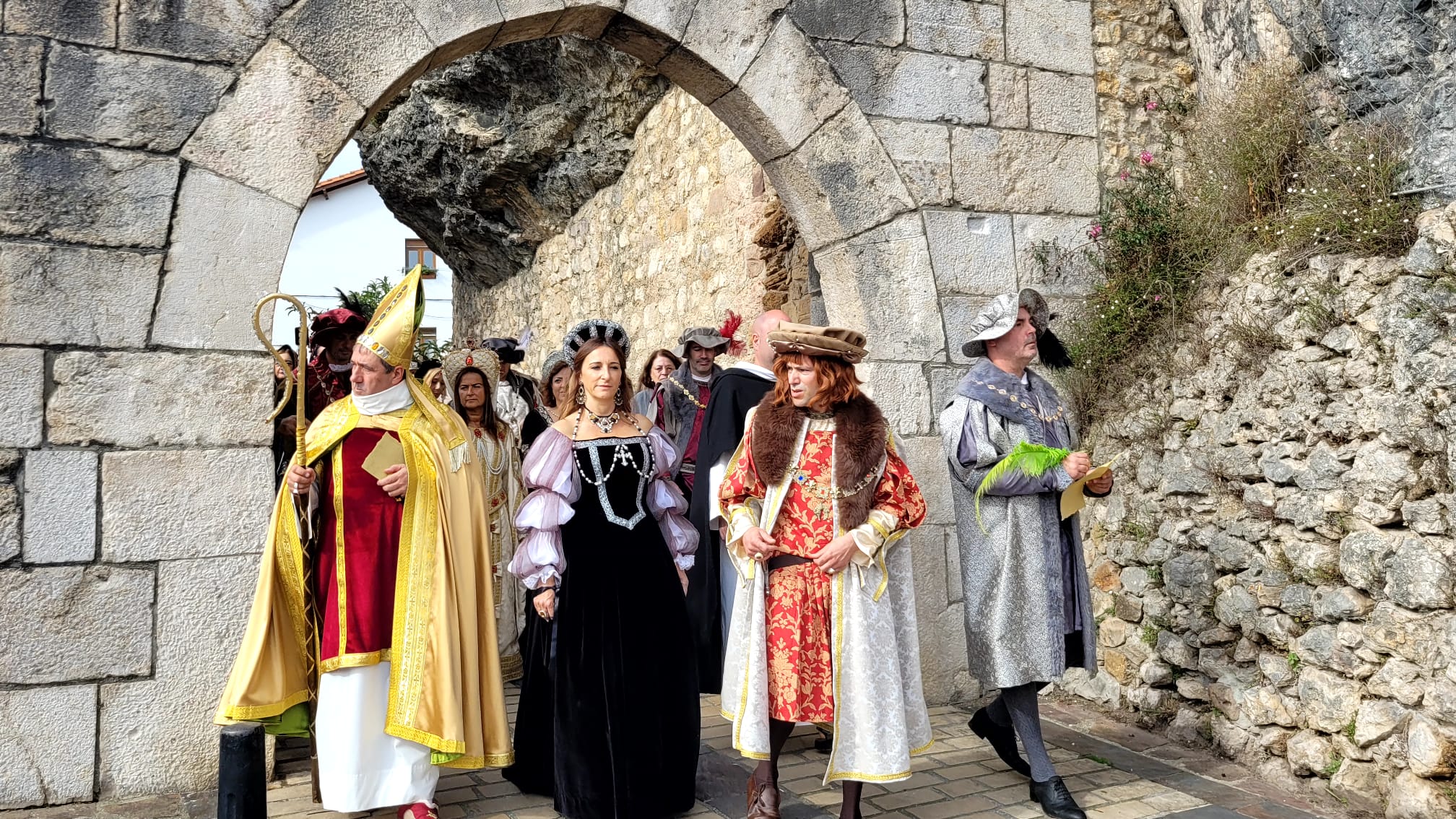 El séquito contó con la participación de nobles, doncellas y religiosos con espectaculares trajes de época.