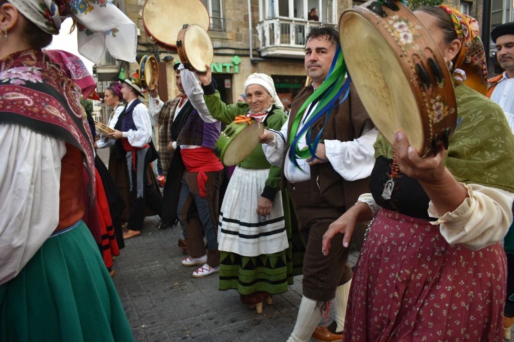 No faltaron pandereteras experimentadas poniendo alegría en el desfile.
