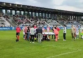 Los servicios médicos de ambos clubes saltaron al terreno de juego para atender al futbolista