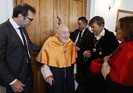 El ministro Carlos Cuerpo y el rector Carlos Andradas flanquean a Stiglitz, que saluda a la vicerrectora Matilde Carlón