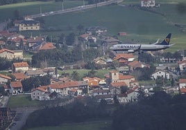 Un avión de Ryanair por los cielos de Cantabria.