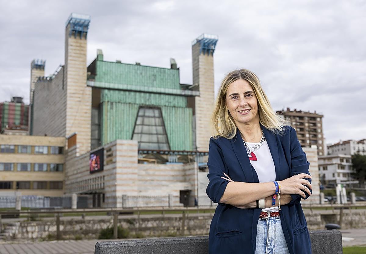 Isabel Ibarra, frente al Palacio de Festivales, donde desarrolla desde hace 19 años el trabajo de técnica.