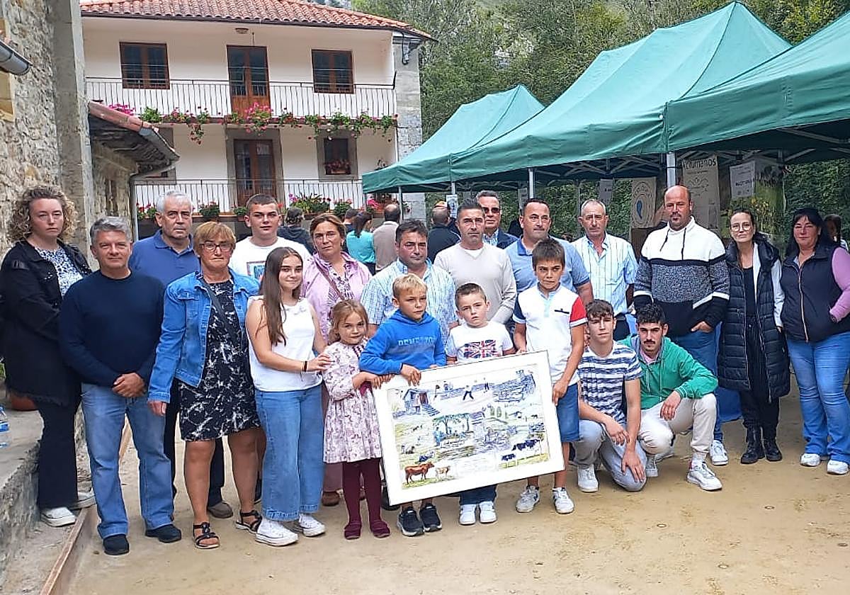 La viuda, hijos y nietos de Antonio Fernández, junto a las autoridades locales portando el recuerdo al exalcalde.