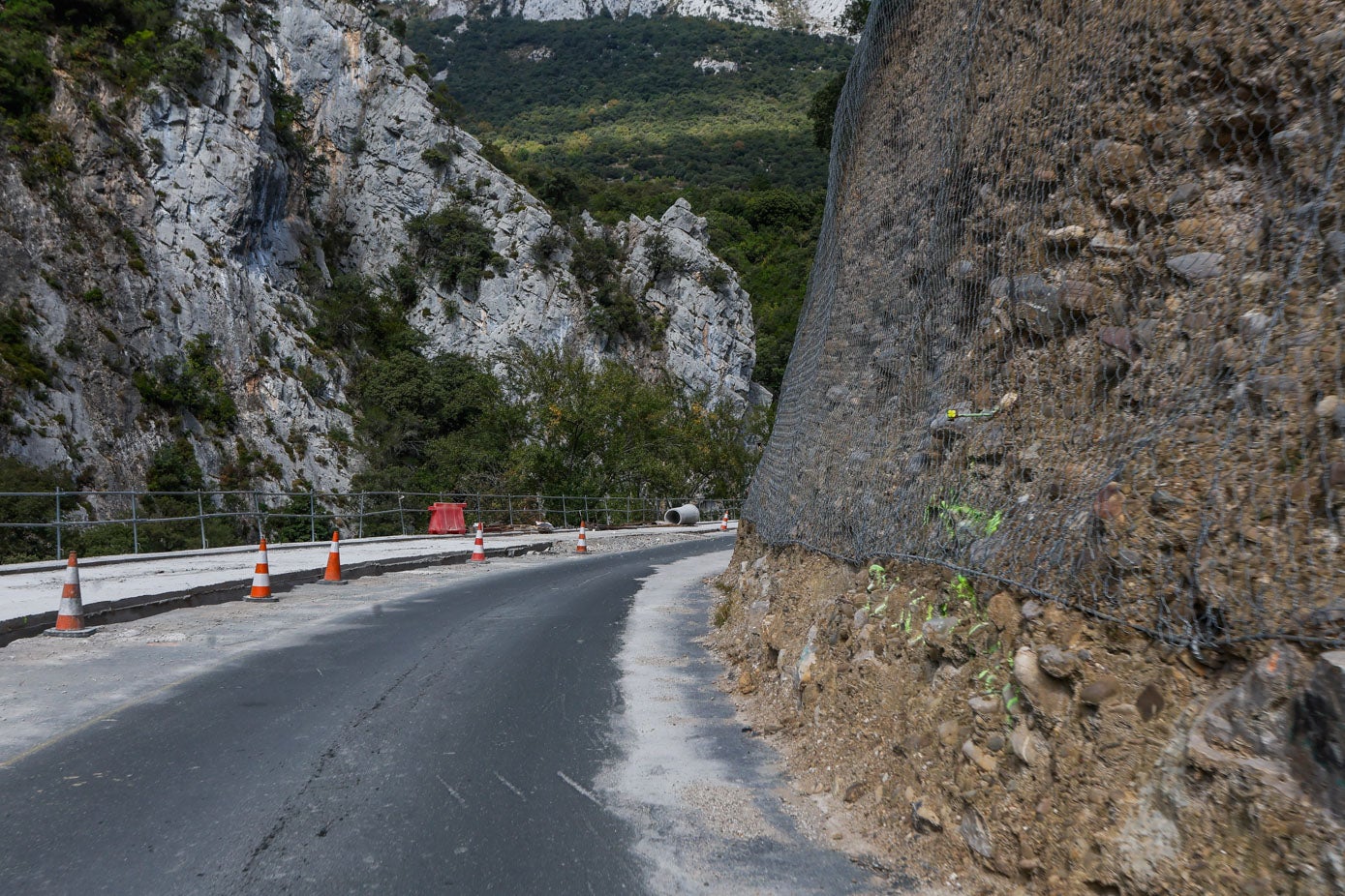 En los puntos en los que son habituales los desprendimientos se han instalado mallas protectoras.
