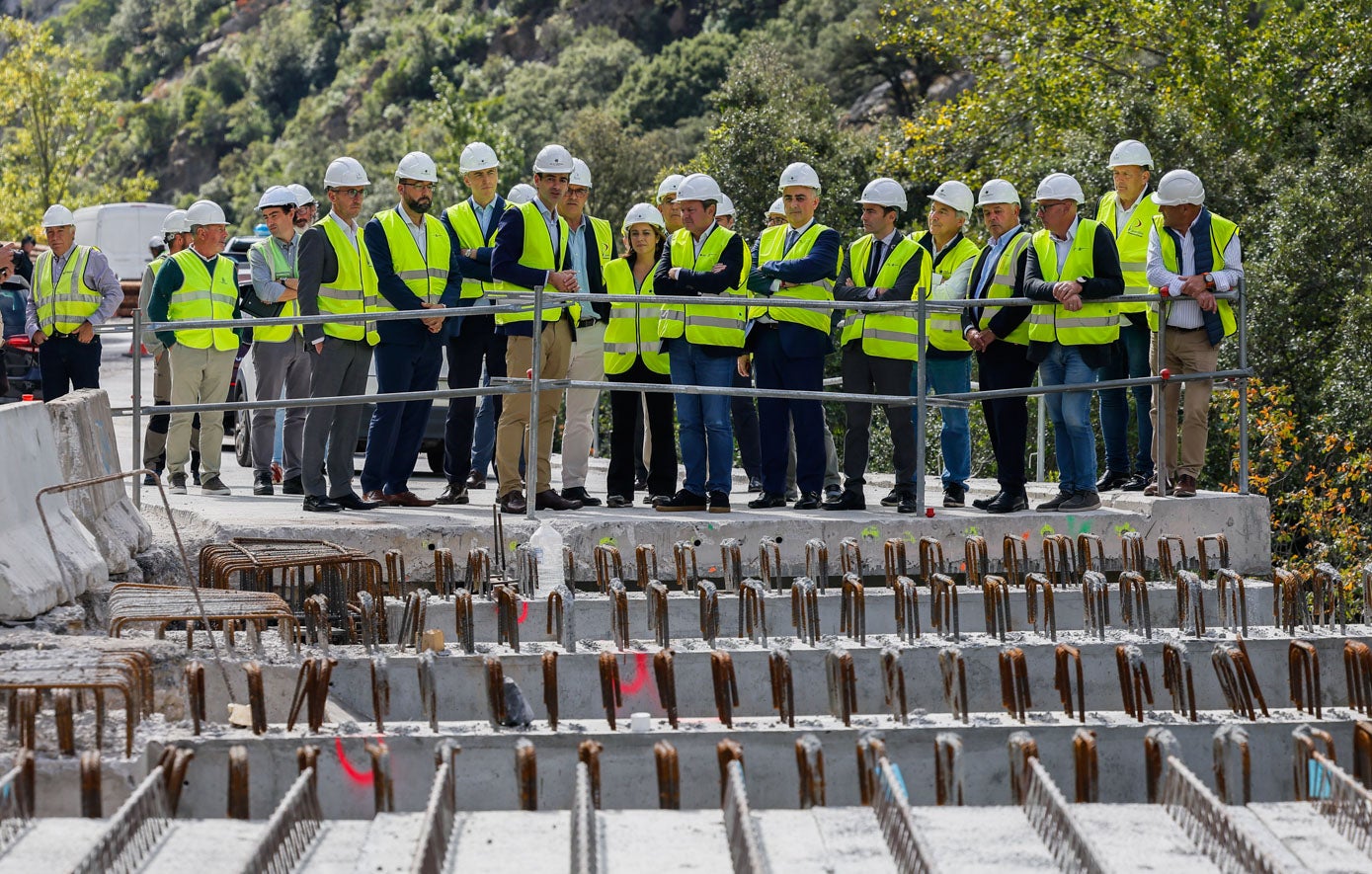 El jefe de la Demarcación de Carreteras en Cantabria, Rosendo Martínez, explica las características técnicas a las autoridades.
