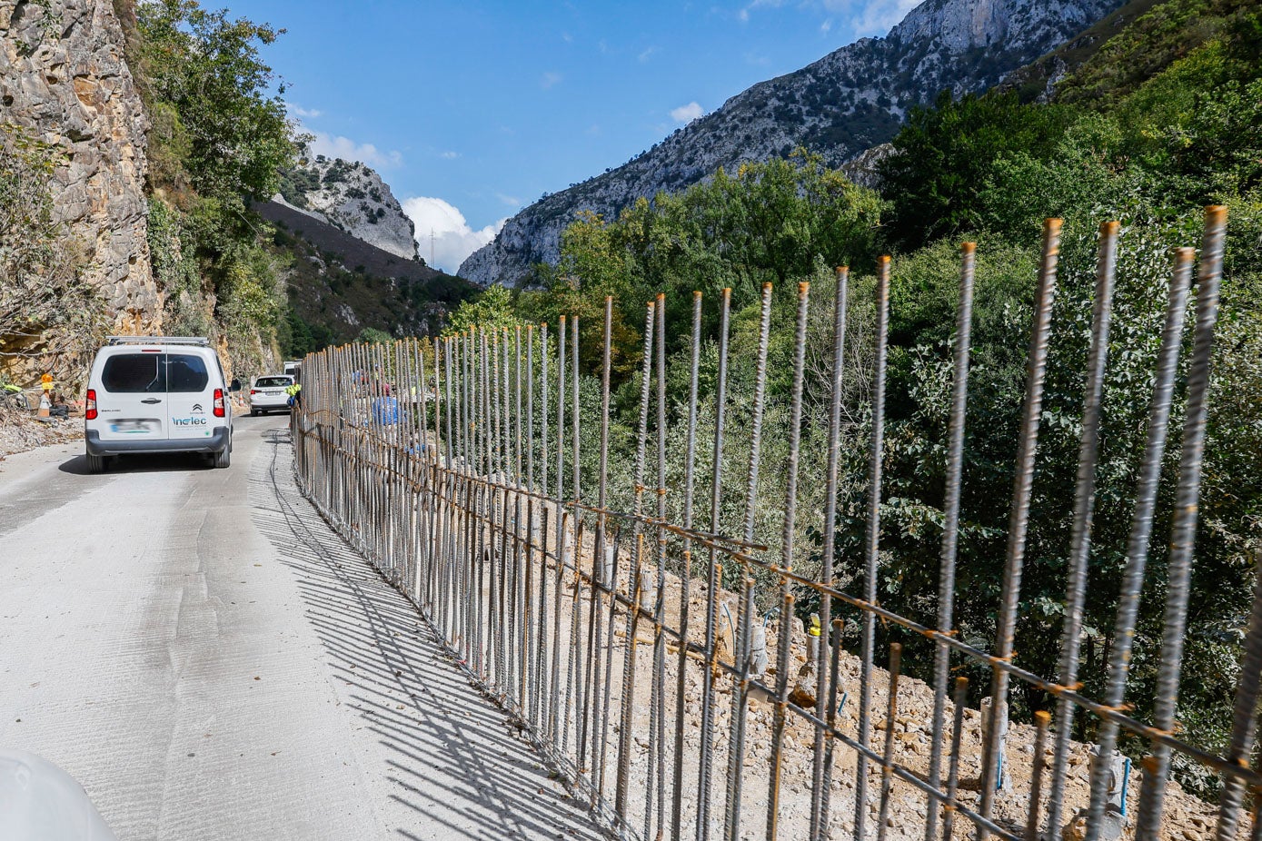 Uno de los tramos en los que aún está pendiente ensanchar la calzada.