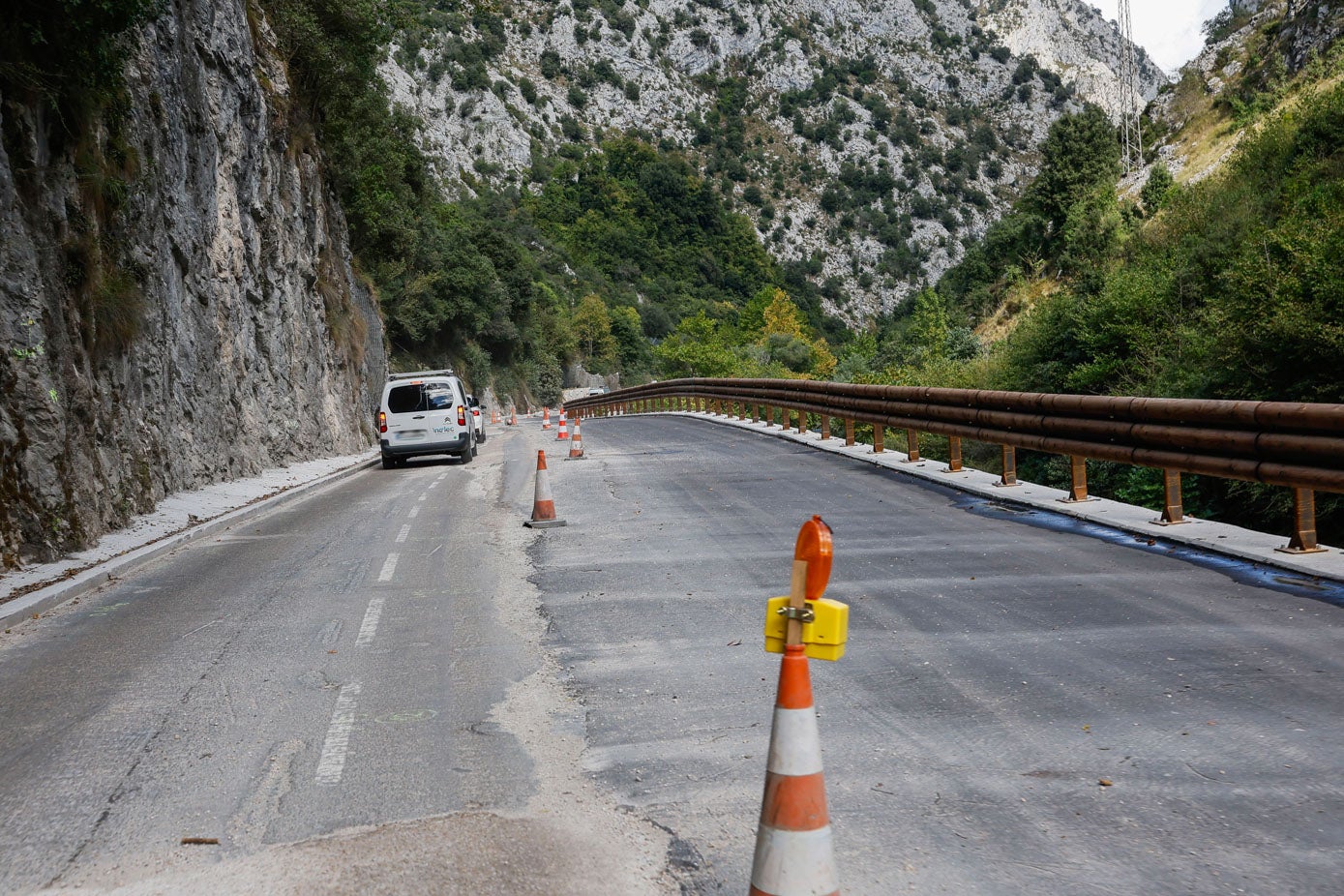 A través de personal y semáforos se establece el paso alternativo en tramos de obras.