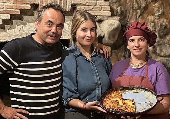Pedro Mazorra, Claudia Mazorra y Basi Gómez, mostrando la exquisita quesada casera que elabora a diario.
