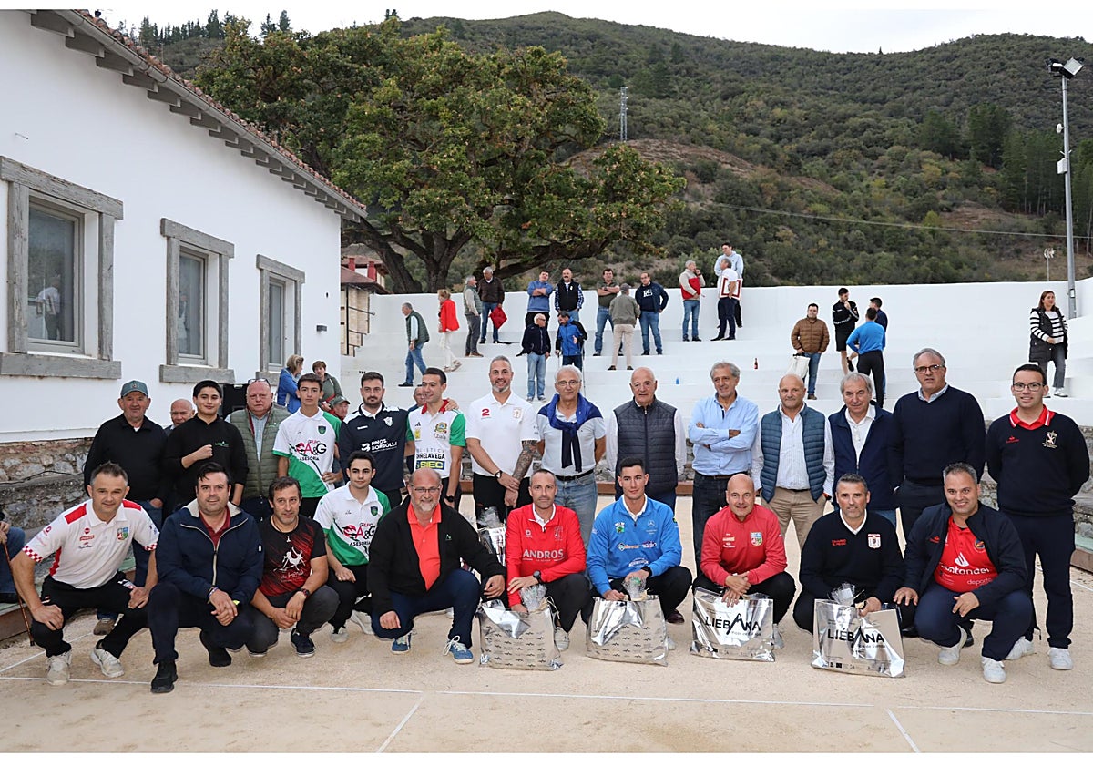 Imagen principal - Jugadores, autoridades, pinadores y árbitros; presentación de la Escuela de Bolos de Liébana, y Leandro Alonso, entregando el premio del Memorial que lleva el nombre de su hermano al ganador, Víctor González