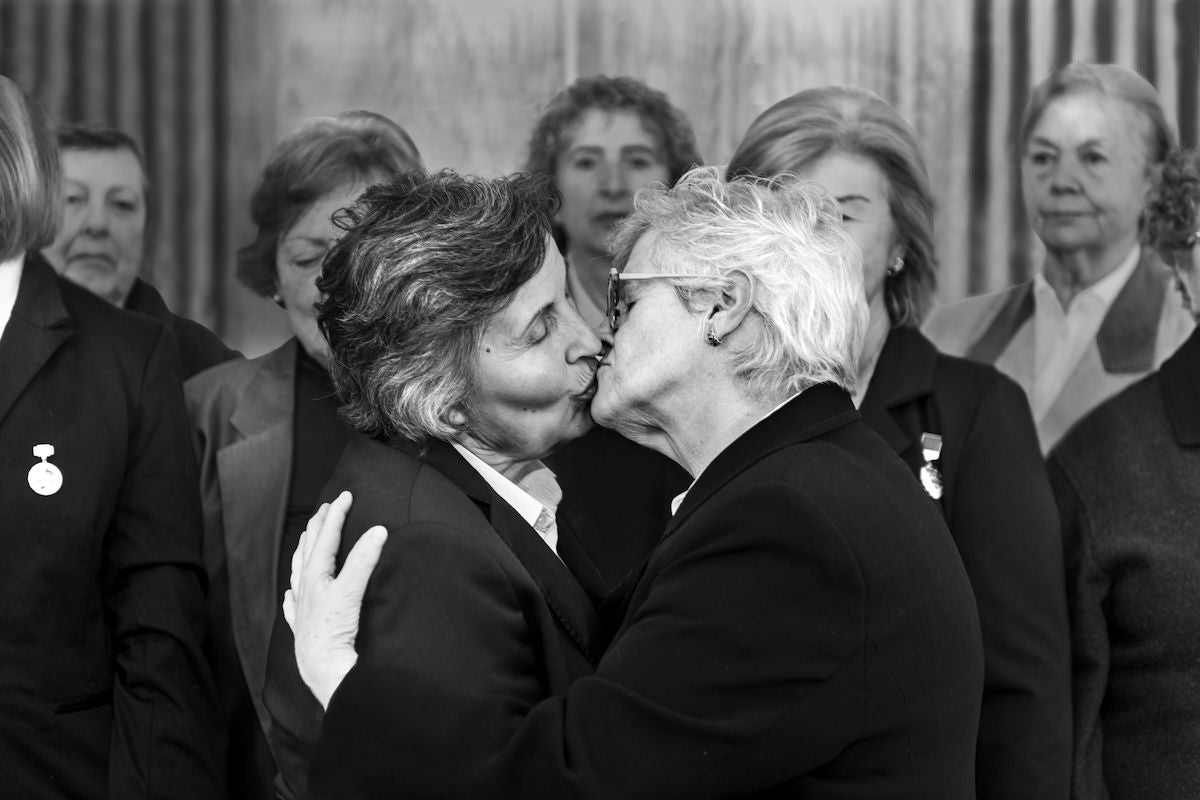Imagen después - A la izquierda, el famoso beso fraternal de Brezhnev y Honecker. A la derecha, recreación del beso socialista.