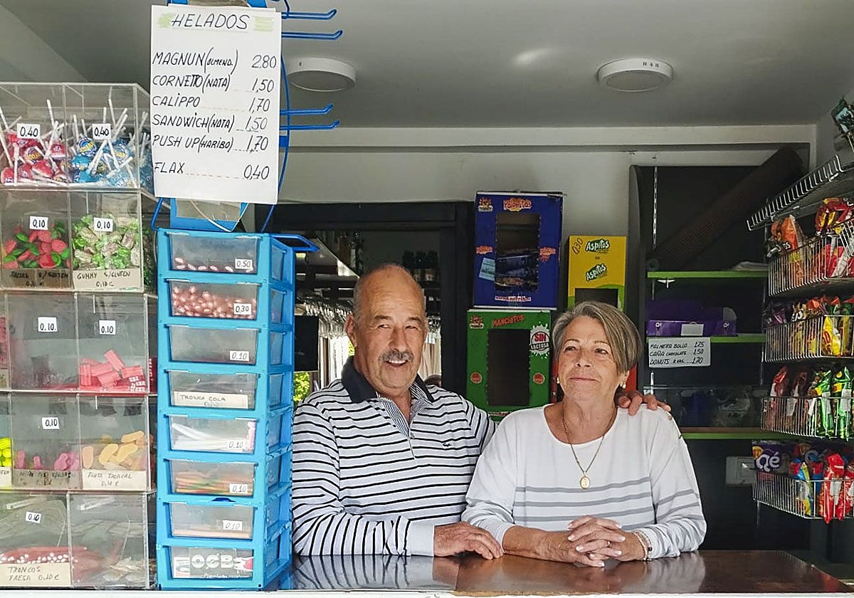 Jose Ramón Mancebo y María del Carmen Lorenzo en su última jornada en el quiosco.