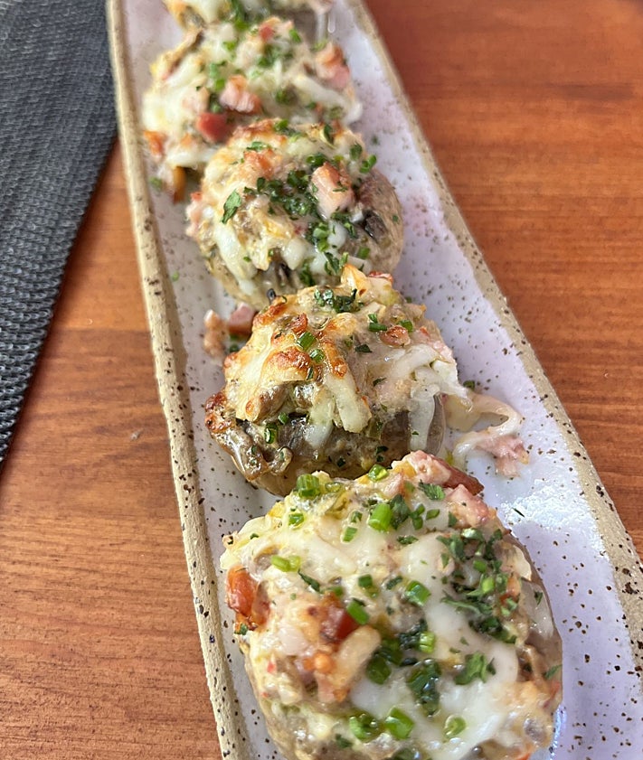 Imagen secundaria 2 - Gávros marinátos (boquerones marinados con ajo y perejil, acompañados de hinojo y cebolla encurtida); moussáka griega con patata, berenjena, carne picada y bechamel; y manitária yemista (champiñones gratinados rellenos de queso graviera, embutido syglino y mayo casera de trufa).