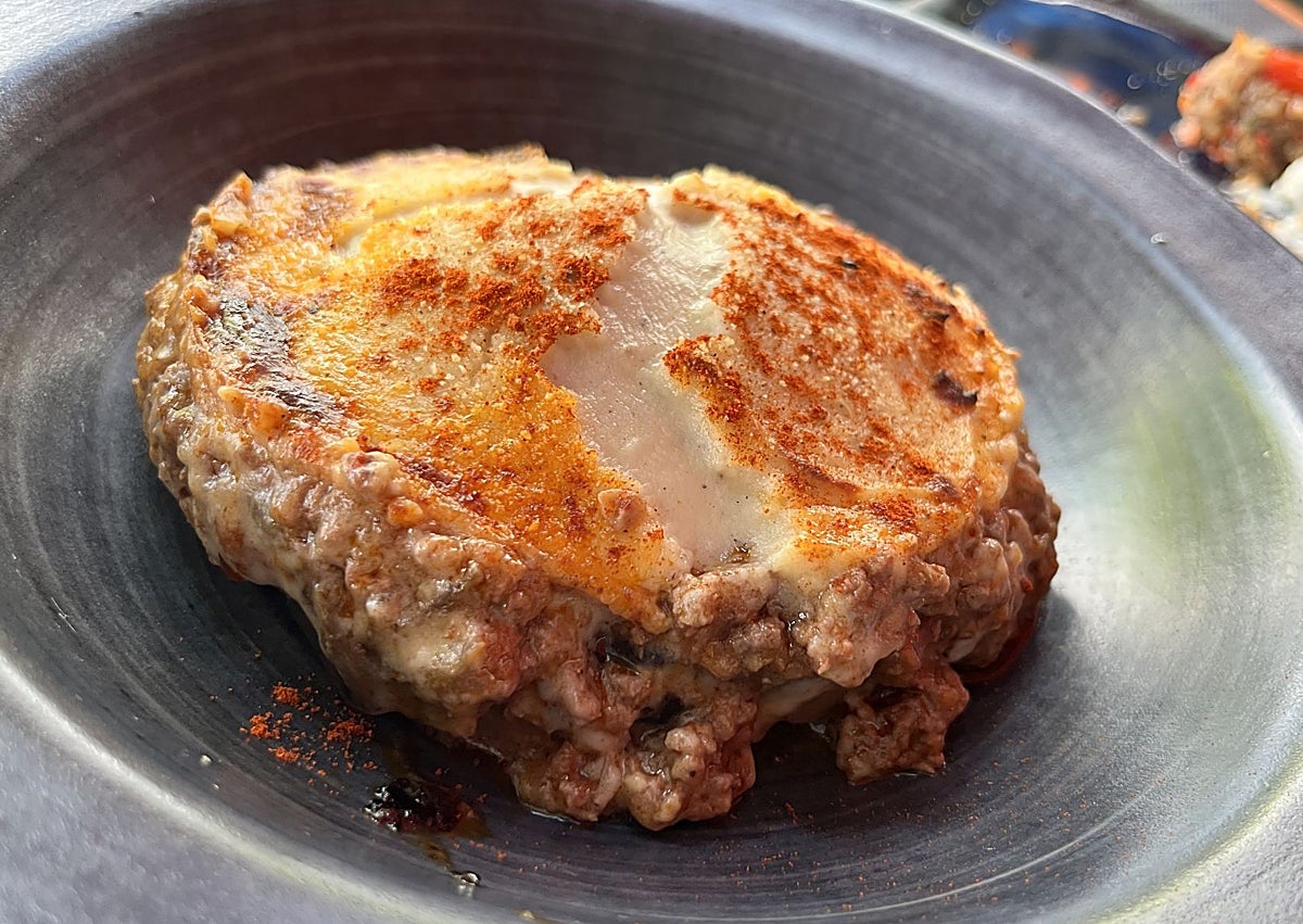 Imagen secundaria 1 - Gávros marinátos (boquerones marinados con ajo y perejil, acompañados de hinojo y cebolla encurtida); moussáka griega con patata, berenjena, carne picada y bechamel; y manitária yemista (champiñones gratinados rellenos de queso graviera, embutido syglino y mayo casera de trufa).