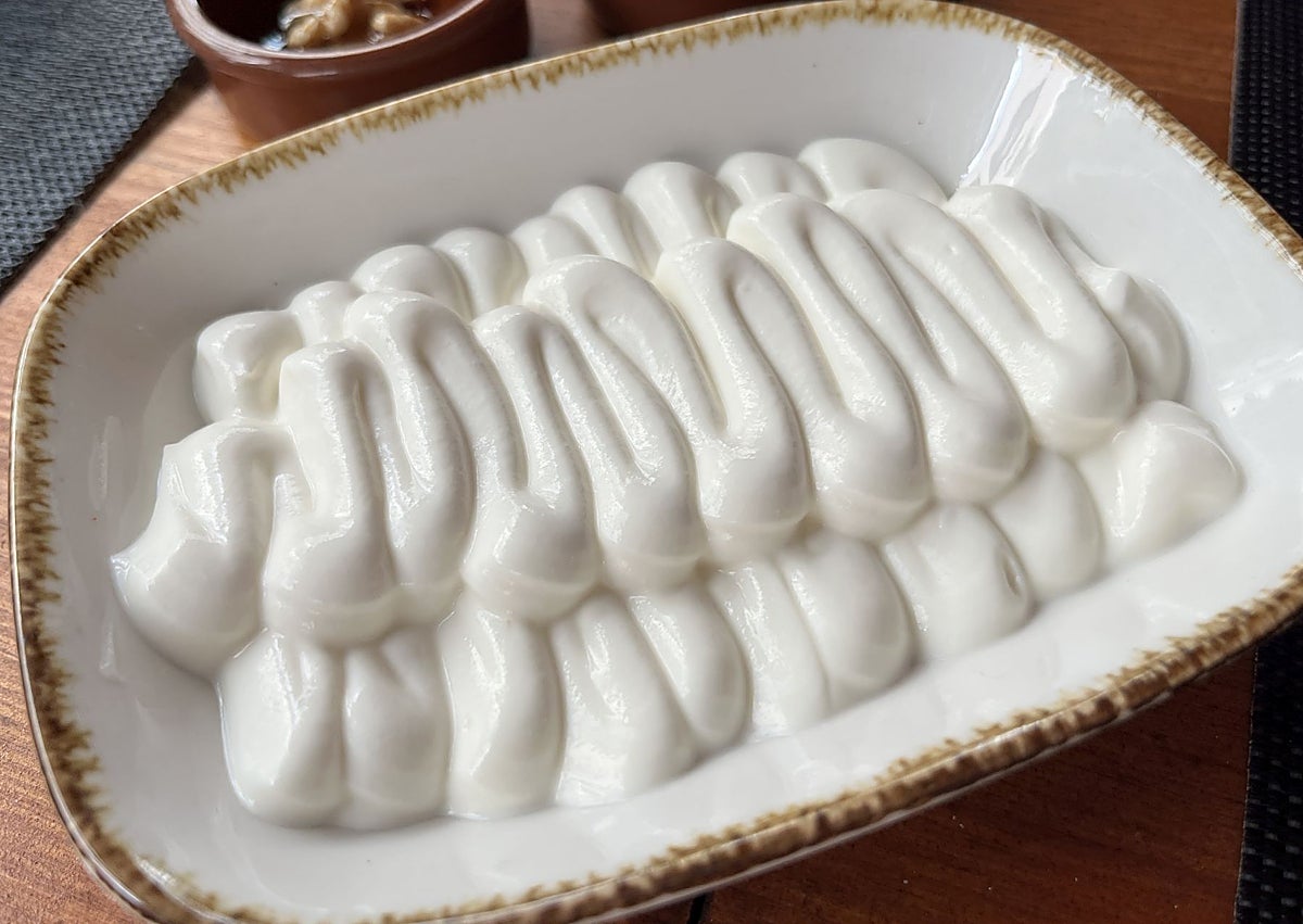 Imagen secundaria 1 - Soutzoukákia smyrnéika (albóndigas especiadas con salsa de tomate, yogur y pan de pita); el auténtico yogur griego acompañado de miel de flores, nueces crujientes, zanahoria marinada en citronela y almendra cruda; Konstantinos Angelidis (Grecocina) y Daniel Cazón.