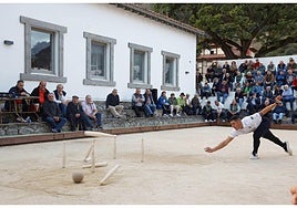 Víctor González durante uno de los birles en la bolera de La Serna