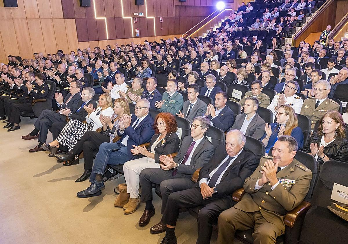 El aforo completo, ayer, en el teatro Casyc de Santander, durante el acto de celebración de los Santos Ángeles custodios.