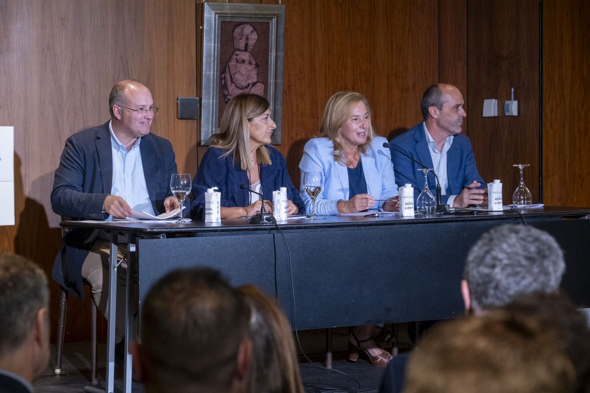 María José González Revuelta dio la palabra a Tellado y Buruaga antes del inicio del debate a puerta cerrada.