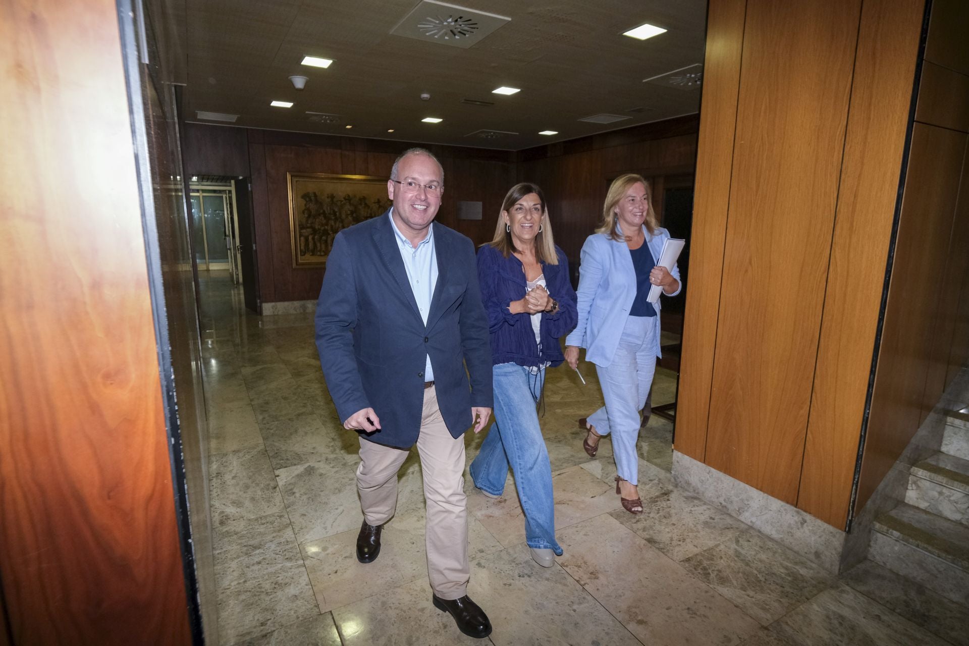 Tellado junto a la número uno y la número dos del PP de Cantabria.