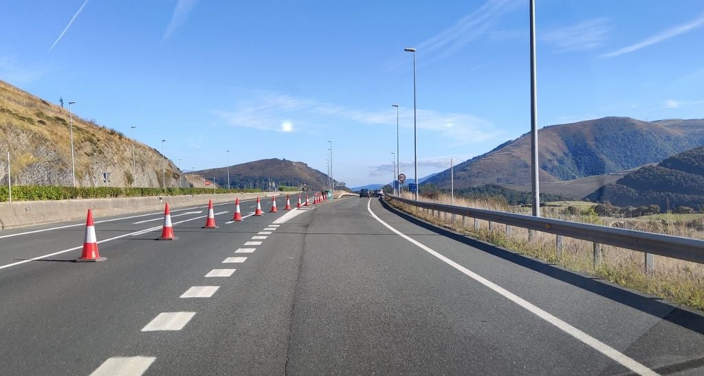 La salida hacia Pesquera enlaza con la N-611 hasta Molledo.