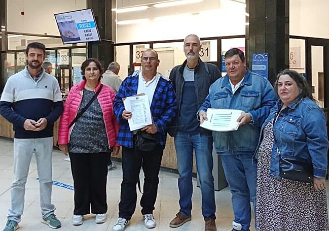 Varios vecinos registraron esta semana en el Ayuntamiento las 14.00 firmas.