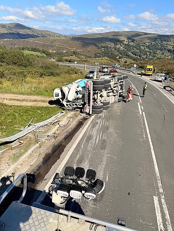 La hormigonera ha cortado al tráfico un carril de la subida al puerto del Escudo.