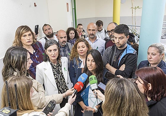Los representantes de los sindicatos docentes antes de entrar a una de las reuniones con la Consejería de Educación.