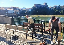 Cambio de los bancos situados en los miradores del puente.