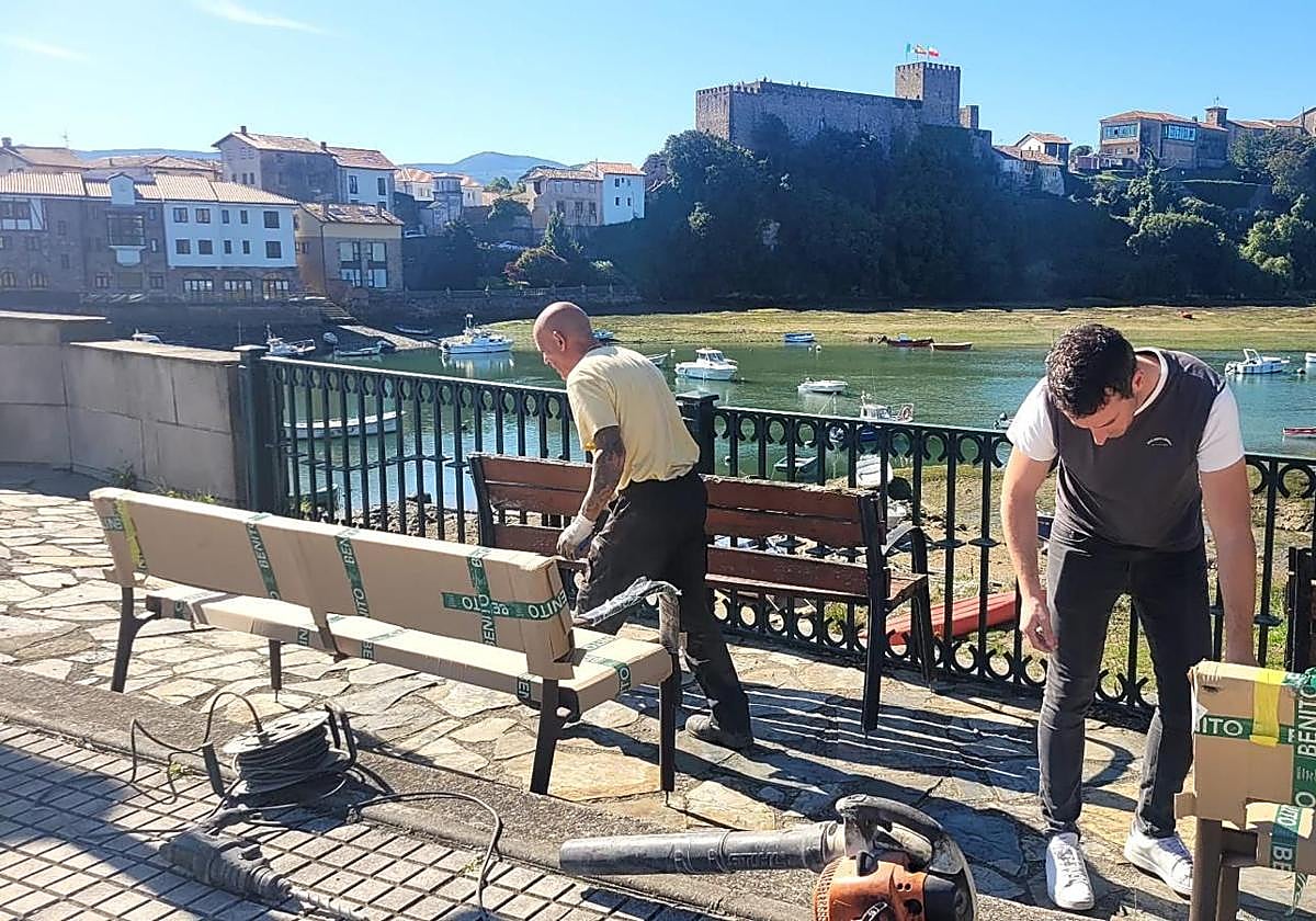 Cambio de los bancos situados en los miradores del puente.