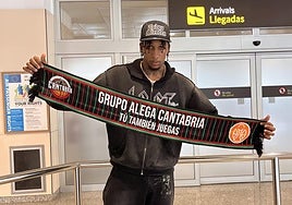 Jassel Pérez, con la bufandadel Alega y la gorra con el lema'Todas mienten'.