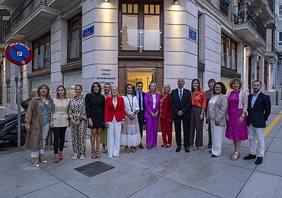 Representantes institucionales y del Colegio de Enfermería, frente a la nueva sede en Santander.