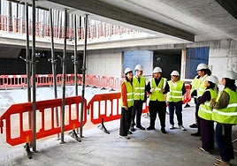 Manuel Segade, director del Museo Reina Sofía, en el centro, en la visita junto al consejero de Cultura y la alcaldesa de Santander.