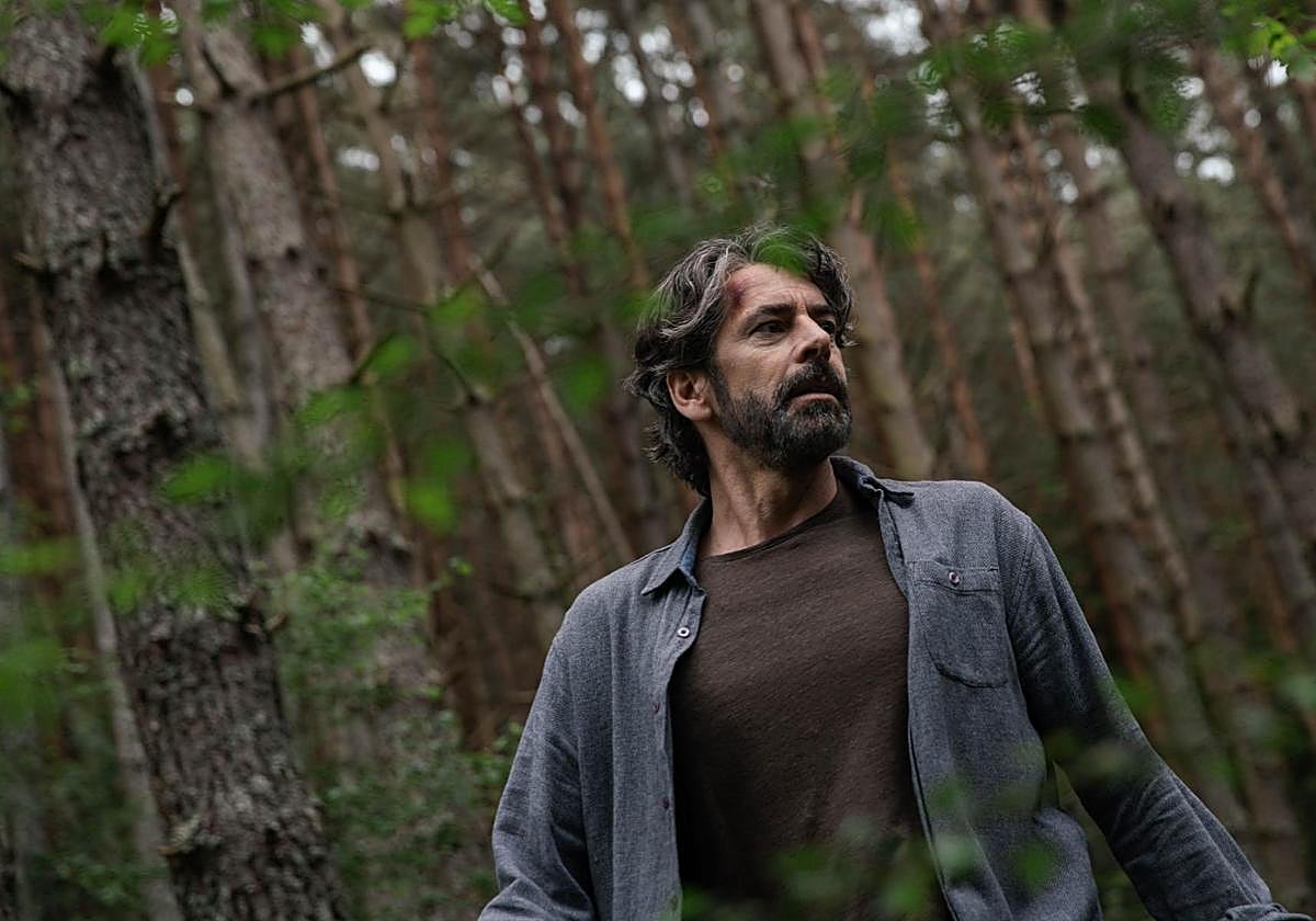 Eduardo Noriega, en una escena de 'Parecido a un asesinato' que se rodó entre Valencia y el Pirineo de Huesca.