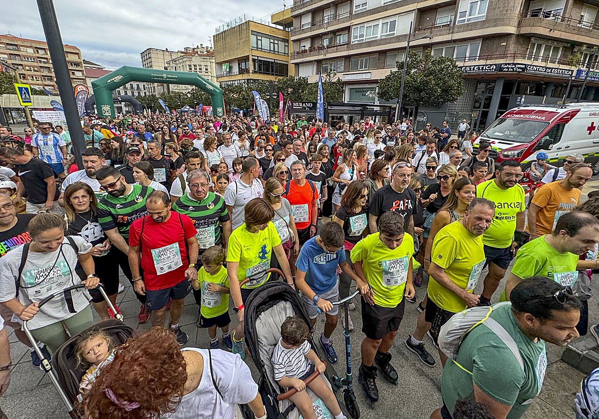 Miles de personas inician la Marcha AMAT, el año pasado, en el Bulevar Demetrio Herrero de Torrelavega.