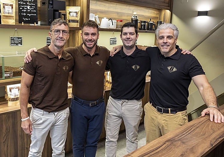 Manuel Garayo, propietario del establecimiento, junto a su equipo.