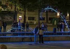 Fuente de luz. 'Marea', instalación de luz y sonido, firmada por Pablo Turanzas, fue una de las citas que abrió el Festival Hágase la luz. Hasta el domingo, entre nueve de la noche y la una de la madrugada, utilizará efectos de luz en constante transformación para generar una relajada experiencia visual sobre la fuente de la Plaza de Atarazanas.