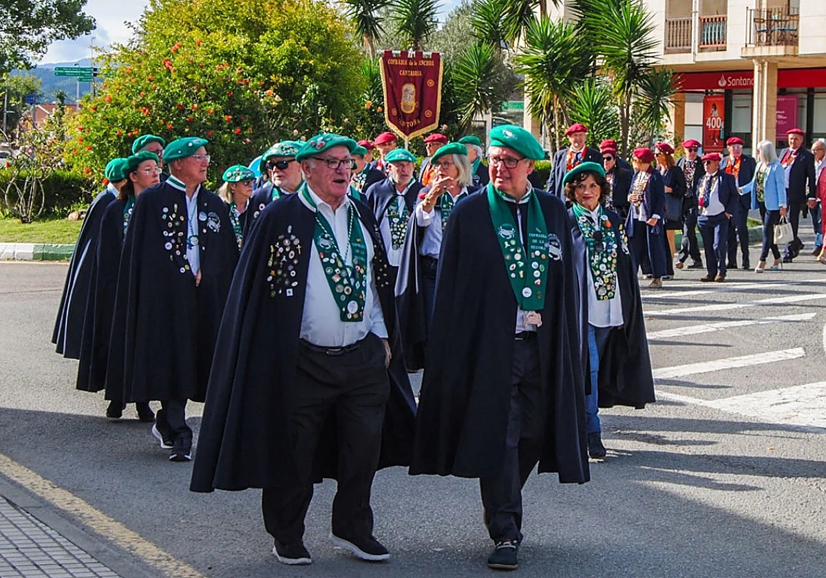 Desfile de cofradías gastronómicas por las calles de Noja.