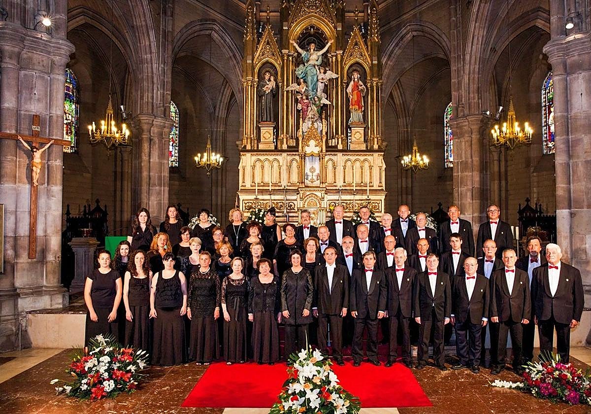 La coral de Torrelavega, que acaba de cumplir cien años, participa en el encuentro