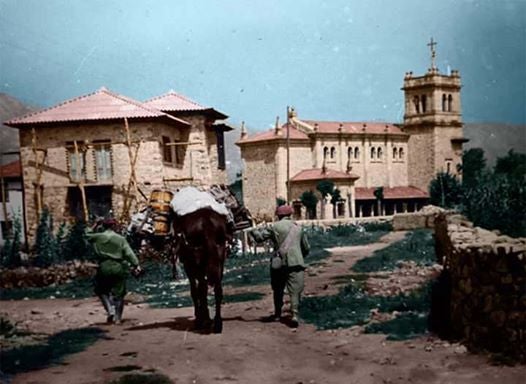 Una foto del entorno en construcción de la iglesia poco después de la Guerra Civil.