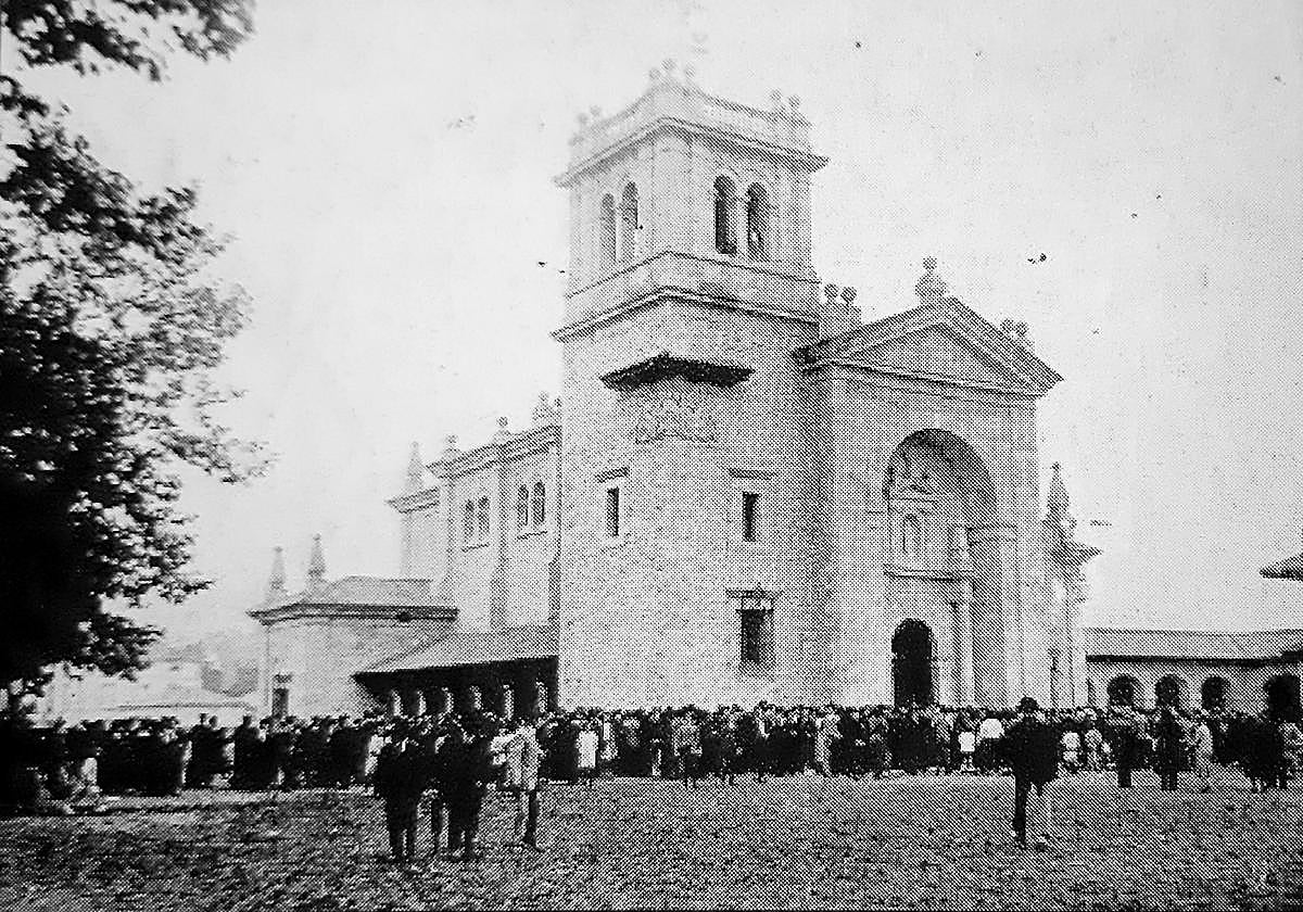 La iglesia parroquial y el asilo de Los Corrales alcanzan los 100 años de vida