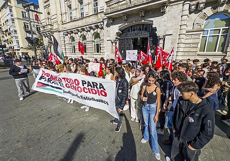 Los estudiantes que han apoyado este mediodía la huelga general en Santander.