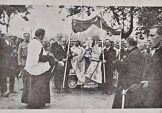 Procesión del Santísimo para depositarlo en el nuevo templo el 3 de octubre de 1925