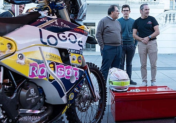 Ricardo Lastra presentó su nueva KTM frente al Casino de Santander.