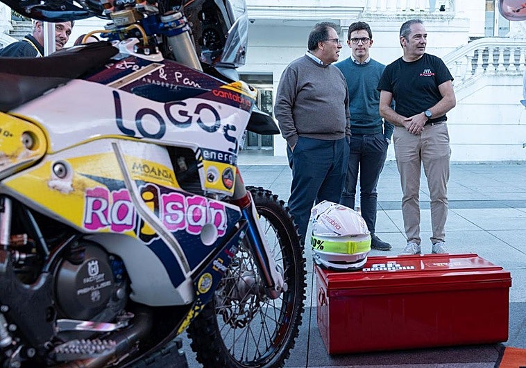 Ricardo Lastra presentó su nueva KTM frente al Casino de Santander.