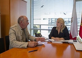 Encuentro entre el alcalde de Pesquera y la consejera de Desarrollo Rural.