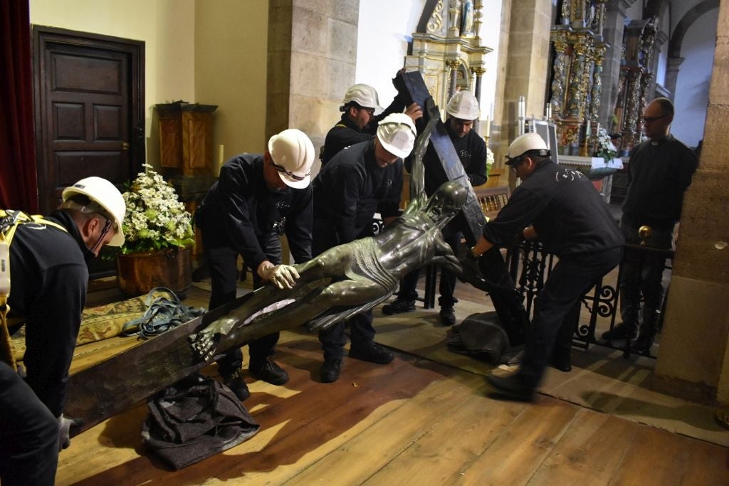 Uno de los pocos traslados del Cristo del artista palentino Vitorio Macho, la joya de la corona de la iglesia.