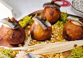 'Vientos del norte'. Buñuelos de pan de maíz rellenos de guiso de tudanca, boquerón ahumado y perlas de chile chipotle.