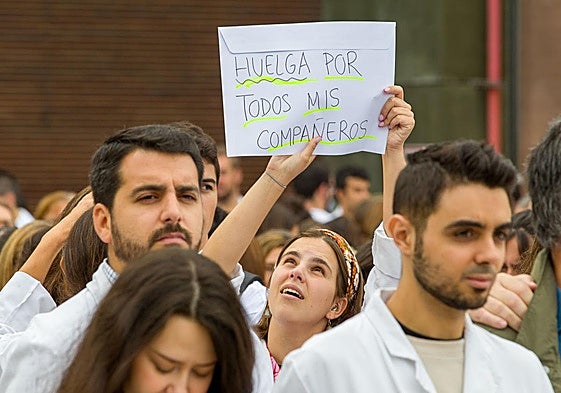 La concentración frente a Valdecilla, en imágenes