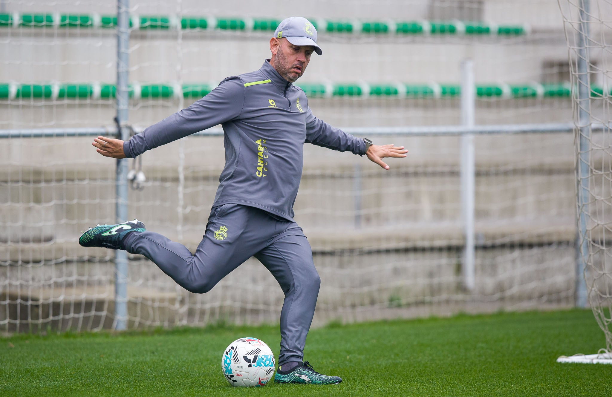 José Alberto, a punto de golpear el balón ayer por la mañana durante el entrenamiento del Racing